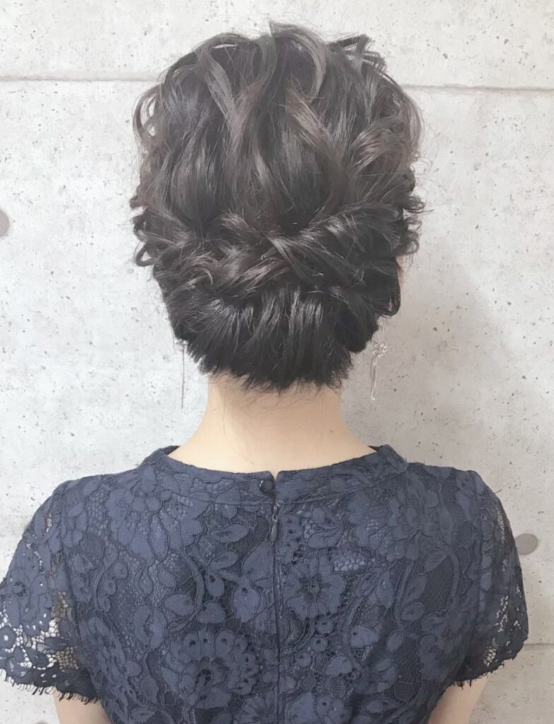 ボブの上品なシニヨンスタイル