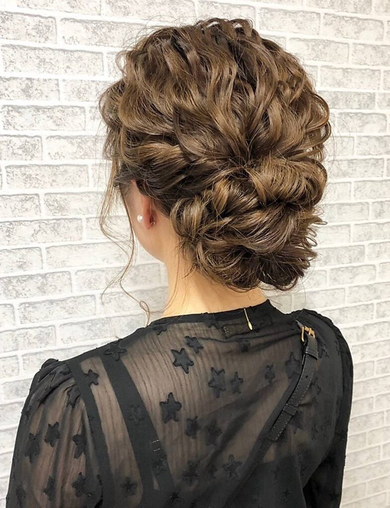 波ウェーブと大き目シニヨンスタイル