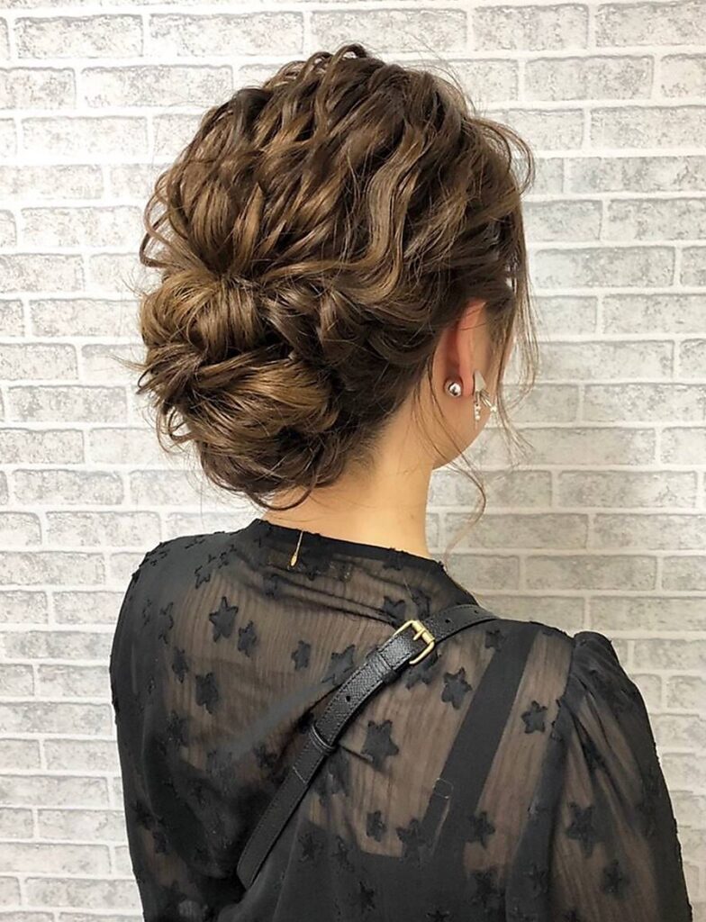 波ウェーブと大き目シニヨンスタイル