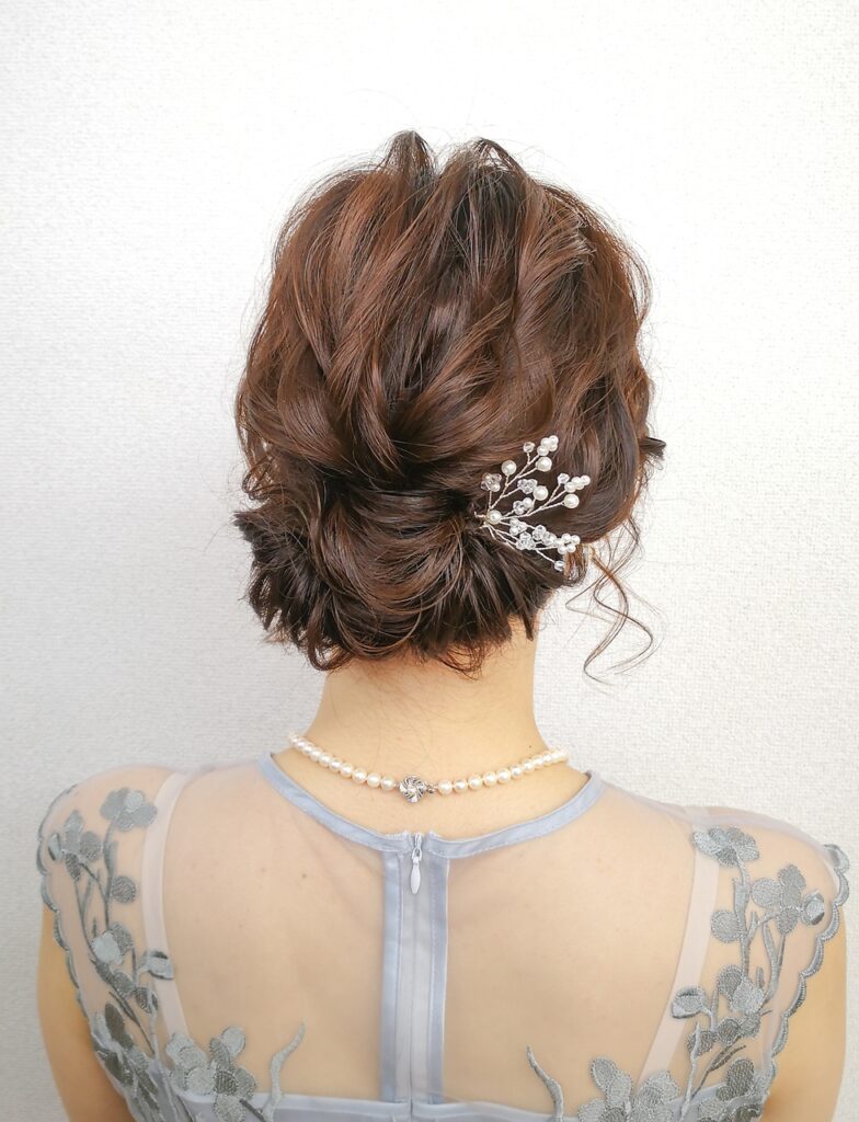 エアリーでこなれ感のあるギブソンタックアレンジ