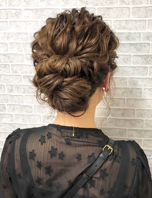 波ウェーブと大き目シニヨンスタイル